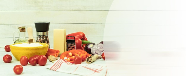 Kuchnia z naczyniami i składnikami